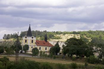 kostel s hradištěm Kotýz v pozadí ( © Milan Caha 08/2008)