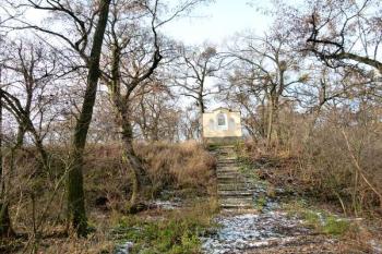 pohled od vstupu do kostela na rozšířený výběžek valu s kaplí křížové cesty ( © Jan P. Štěpánek 12/2011)
