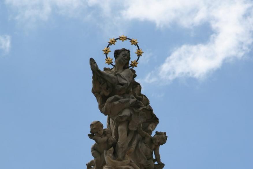 pilíř se sochou Panny Marie (Immaculata)