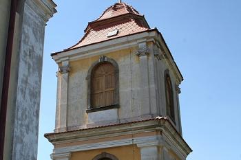 Pohled od severovýchodu, vlevo nároží kostela (© Ivan Grisa, 08/2008)