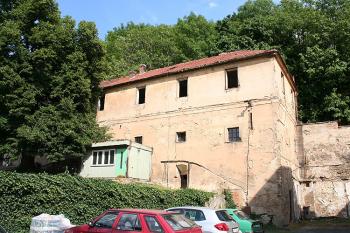 Pravděpodobný pozůstatek původní budovy - pohled od západu (© Ivan Grisa, 08/2008)