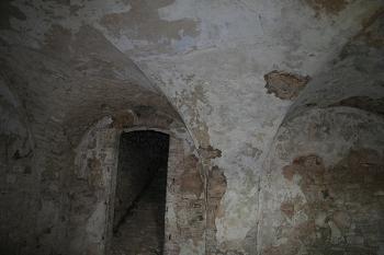 Místnost v přízemí, zaklenutá hřebínkovou klenbou, se zaslepeným schodištěm (© Ivan Grisa, 08/2008)
