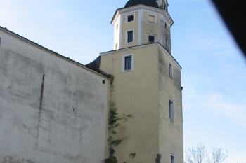 Pozdně gotická vstupní věž s později přistavěnou polygonální věžici ( © Dušan Dohňanský 02/2014)