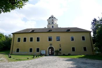 pohled od východu na mladší vstupní křídlo a zpoza něj vystupující věž samotného hradu ( © Jan P. Štěpánek 09/2008)