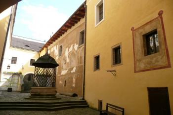 pohled ze západního koutu nádvoří k východu ( © Jan P. Štěpánek 09/2008)