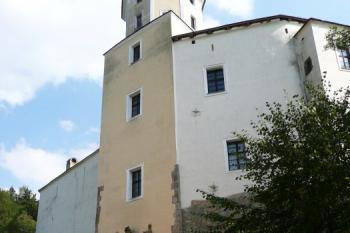 čelo hradu Malenovice s branskou věží nad průjezdem ( © Jan P. Štěpánek 09/2008)