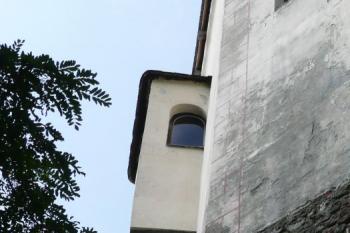 pohled na zachovalý gotický arkýř v západní části hradu ( © Jan P. Štěpánek 09/2008)