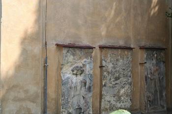 Renesanční náhrobníky na jižní stěně lodi (© Ivan Grisa, 08/2008)