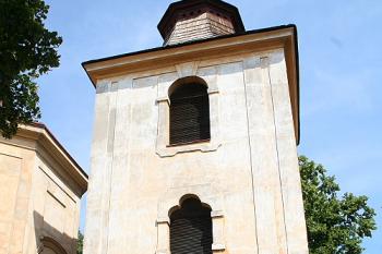 Jižní stěna zvonice s brankou na hřbitov (© Ivan Grisa, 08/2008)