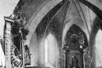 pohled do presbytáře na počátku 20. století (© Antonín Podlaha: Posvátná místa království Českého; Díl 1. Vikariáty: Českobrodský, Černokostelecký, Mnichovický a Prosecký, Dědictví sv. Jana Nepomuckého, Praha 1907)