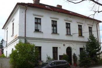 Bývalá fara čp. 36 naproti kostelu. ( © Jan Sommer 08/2008)