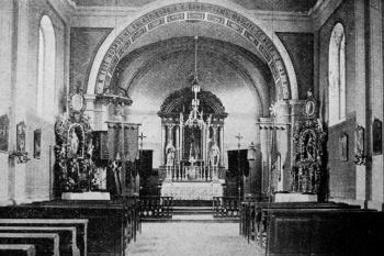 pohled do presbytáře na počátku 20. století (© Antonín Podlaha: Posvátná místa království Českého; Díl 1. Vikariáty: Českobrodský, Černokostelecký, Mnichovický a Prosecký, Dědictví sv. Jana Nepomuckého, Praha 1907)