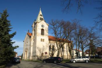 kostel z návsi ( © Milan Caha 11/2009)