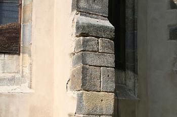 Spodek opěráku presbytáře s otvory pro upevnění zdvihacích kleští (© Ivan Grisa, 08/2008)