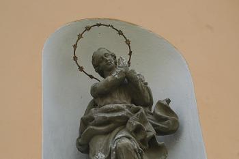 Barokní socha Immaculaty, druhotně osazená ve věžní nice (© Ivan Grisa, 08/2008)