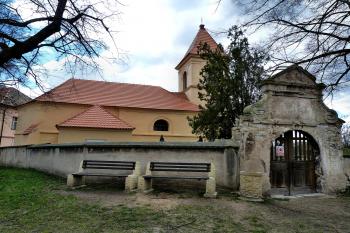 kostel sv. Prokopa (© František Kinař, 04/2015)