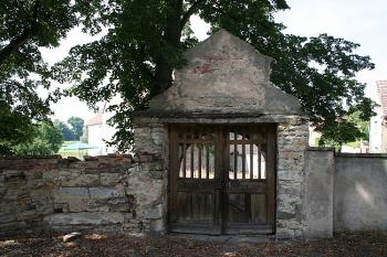 Vstupní brána na hřbitov - pohled od kostela (© Ivan Grisa, 08/2008)
