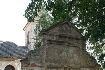 Vstupní brána na hřbitov - pohled od návsi (© Ivan Grisa, 08/2008)