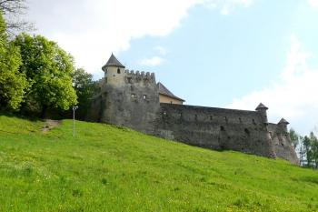 první brána doplněná barokním bastionem s nárožními věžičkami ( © Jan P. Štěpánek 05/2008)
