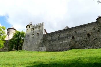 první brána doplněná barokním bastionem s věžičkama a mohutná hlavní věž hradu v pozadí ( © Jan P. Štěpánek 05/2008)