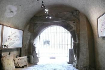 kamenný portál bývalé první brány v hranolové věži ( © Jan P. Štěpánek 05/2008)
