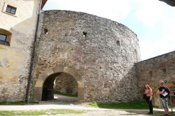 pohled z mezibraní na portál 2. brány prolomený v renesanční oválné baště ( © Jan P. Štěpánek 05/2008)
