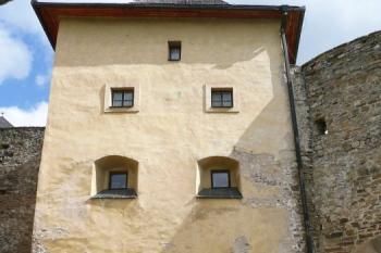 hranolová věž s bývalou 1. branou v přízemí ( © Jan P. Štěpánek 05/2008)
