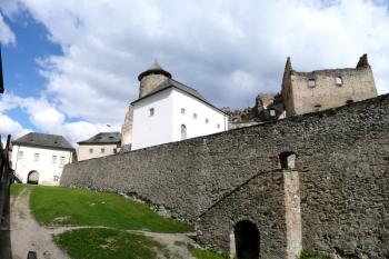 pohled od okrouhlé bašty (rondelu) s 2. branou na vlastní hrad ( © Jan P. Štěpánek 05/2008)