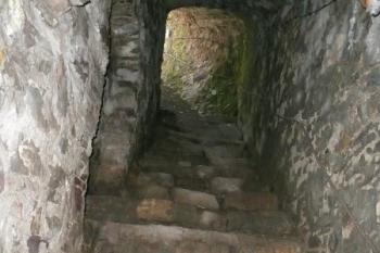 schodiště do kasemat západního bastionu ( © Jan P. Štěpánek 05/2008)