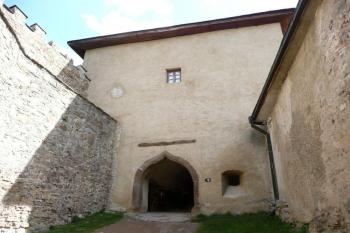pozdně gotická vstupní brána v průchozí hranolové baště do dolní ohrady jádra hradu ( © Jan P. Štěpánek 05/2008)