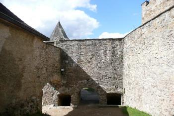 pohled od pozdně gotické brány v hranolové baště na vstup do západního bastionu a kasemat ( © Jan P. Štěpánek 05/2008)