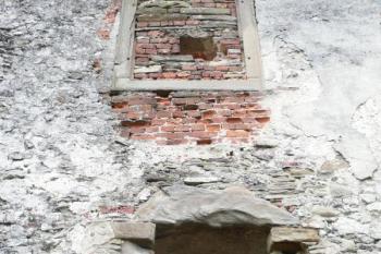 ukázka pískovcových ostění ve vnější severní stěně jádra hradu ( © Jan P. Štěpánek 05/2008)