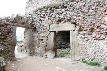takřka až kyklopské ostění dveří v přízemí budovy v severní části nádvoří jádra hradu ( © Jan P. Štěpánek 05/2008)