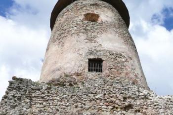 východní průčelí válcové věže hradu z nádvoří jádra ( © Jan P. Štěpánek 05/2008)