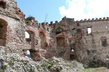 nádvorní fronta budovy v severní části nádvoří (vlevo) a gotického paláce (vpravo) ( © Jan P. Štěpánek 05/2008)