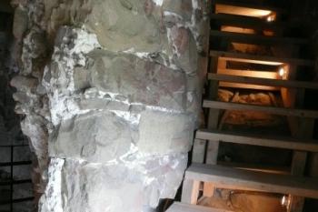 schodiště do patra věže v síle jejích zdí ( © Jan P. Štěpánek 05/2008)