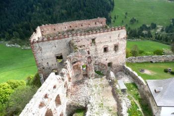 pohled z věže na východní část jádra hradu s nádvořím a velkým gotickým palácem ( © Jan P. Štěpánek 05/2008)