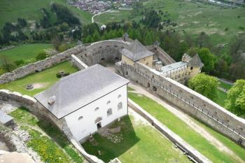 pohled z veže na jihovýchodní část hradu ( © Jan P. Štěpánek 05/2008)