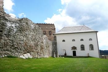 západní průčelí hradní kaple ( © Jan P. Štěpánek 05/2008)