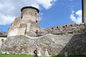západní část jádra hradu s mohutnou věží v čele a částmi hradby jádra a dolní hradby ( © Jan P. Štěpánek 05/2008)