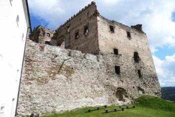 jižní stěna mohutného gotického paláce ( © Jan P. Štěpánek 05/2008)
