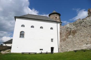 východní stěna hradní kaple ( © Jan P. Štěpánek 05/2008)