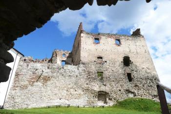 pohled na jižní stěnu mohutného gotického paláce jádra hradu ( © Jan P. Štěpánek 05/2008)