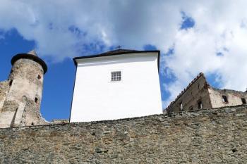 pohled přes hradbu  (která dělí dolní část hradu) na válcovou věž hradu, kapli a patra gotického paláce ( © Jan P. Štěpánek 05/2008)