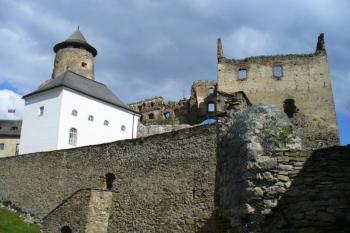 pohled na jádro hradu z renesančního rondelu ( © Jan P. Štěpánek 05/2008)