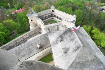 pohled z věže na jihozápadní část hradu ( © Jan P. Štěpánek 05/2008)