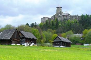 pohled na hrad od severozápadu z prostoru skanzenu ( © Jan P. Štěpánek 05/2008)