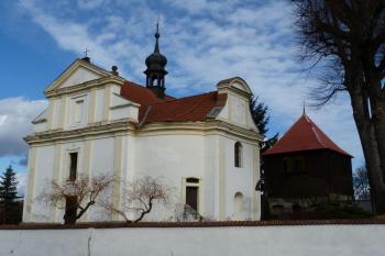 kostel sv. Václava se zvonicí ( © František Kinař 05/2017)
