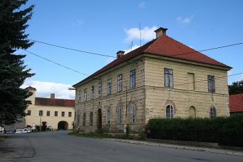Bývalá správní budova, v pozadí výrobní objekt (© Ivan Grisa, 08/2008)