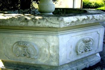 Detail podstavce kašny (© Rostislav Nebola, 09/2008)